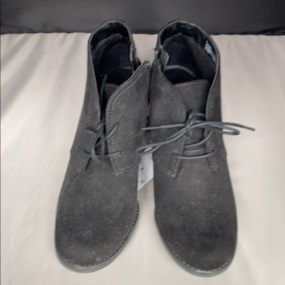 Black universal threads lace up booties